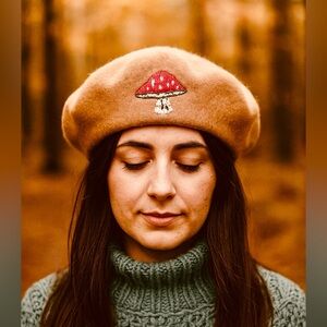 NEW without tag Tan Wool Hand-Embroidered Mushroom Beret!!